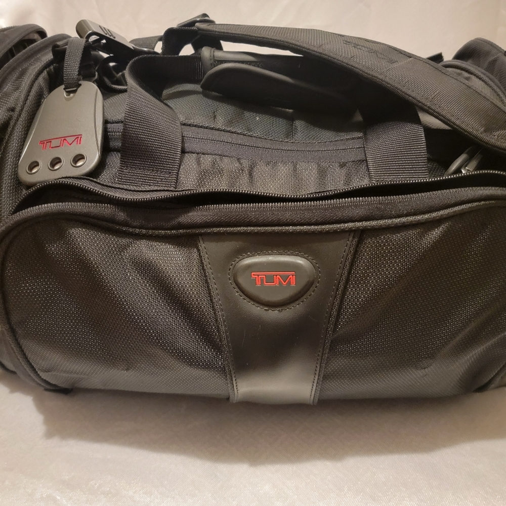 TUMI BLACK WEEKENDER/TRAVEL BAG w. STRAP